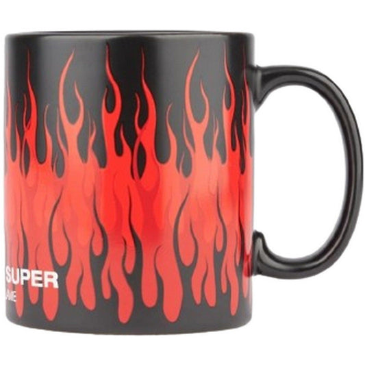 Vision of Super Unisex-Kaffeetassen und -Becher – Schwarze Tasse mit dreifachen Flammen und Logo-Aufdruck – Schwarz